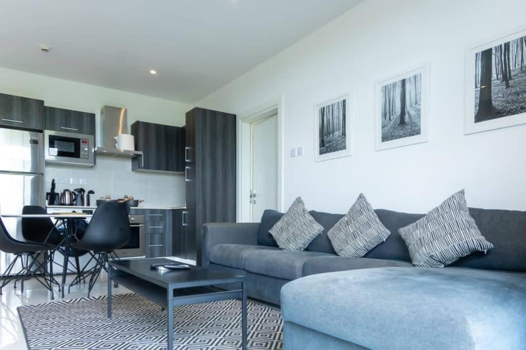 Cosy 2 Bed At Embassy Gardens Apartamento Acra Exterior foto